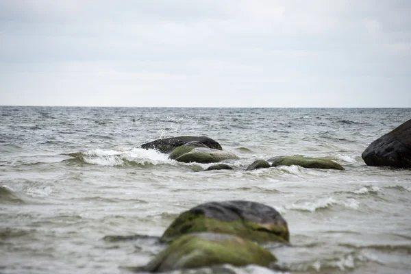 Plage d'automne rocheuse avec vagues s'écrasant sur les rochers — Photo