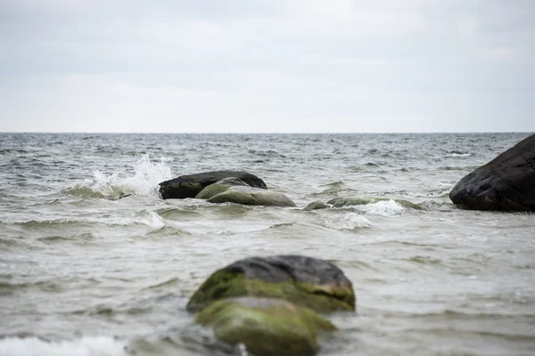 Plage d'automne rocheuse avec vagues s'écrasant sur les rochers — Photo