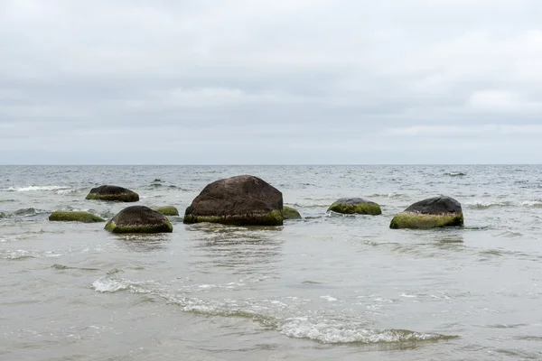 Plage d'automne rocheuse avec vagues s'écrasant sur les rochers — Photo