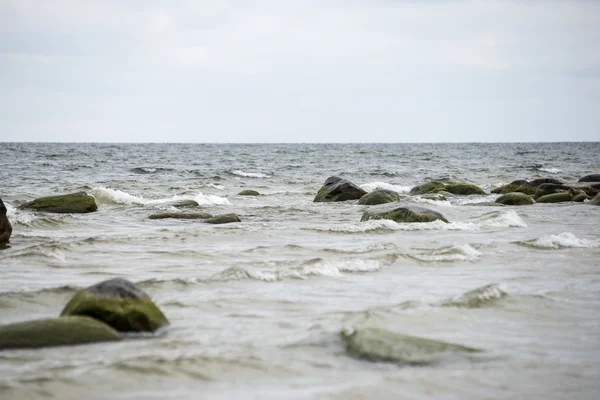 Plaża skalista jesień z fal rozbijających się na skałach — Zdjęcie stockowe