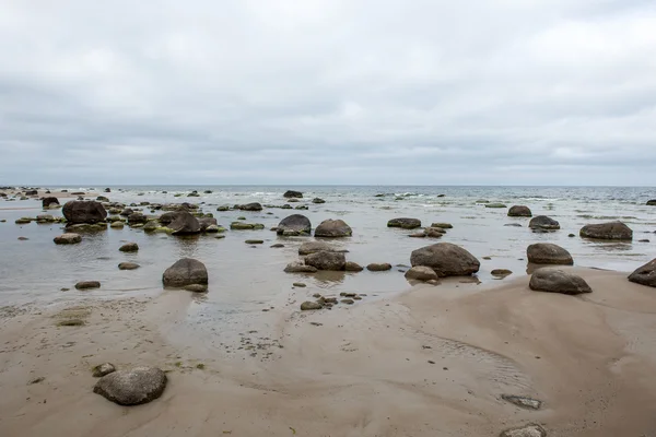 Őszi, sziklás strand található a hullámok összeomlik a sziklákon — Stock Fotó