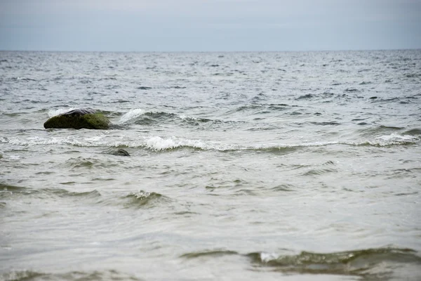 Rocky autumn beach with waves crashing on the rocks — Stock Photo, Image