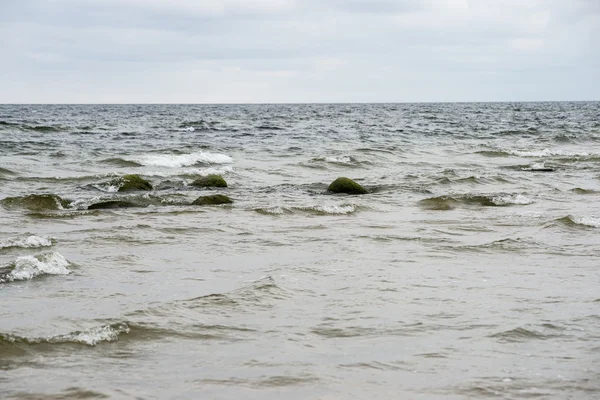 Βραχώδης παραλία φθινοπώρου με τα κύματα που έσκαζαν στους βράχους — Φωτογραφία Αρχείου