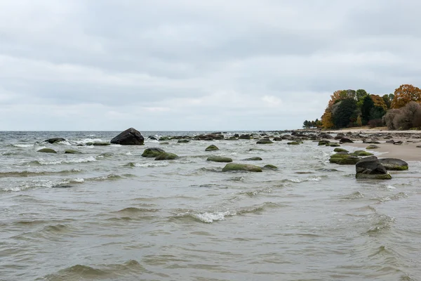 Rocky autumn beach with waves crashing on the rocks — Stock Photo, Image