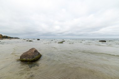 Kayalık sonbahar plaj dalgalar kayalar çökmesini ile