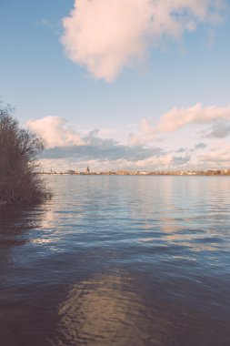 Beyaz bulutlar Nehri - vintage etkisi