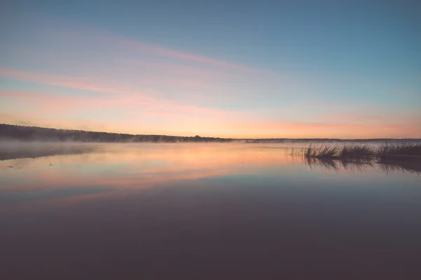 국가 호수-빈티지 효과에 안개 아침 — 스톡 사진