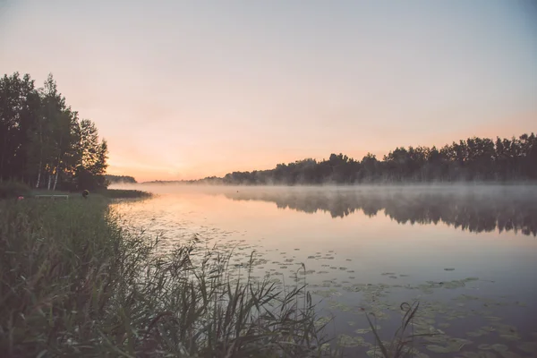 Mglisty poranek nad jeziorem kraju - vintage efekt — Zdjęcie stockowe