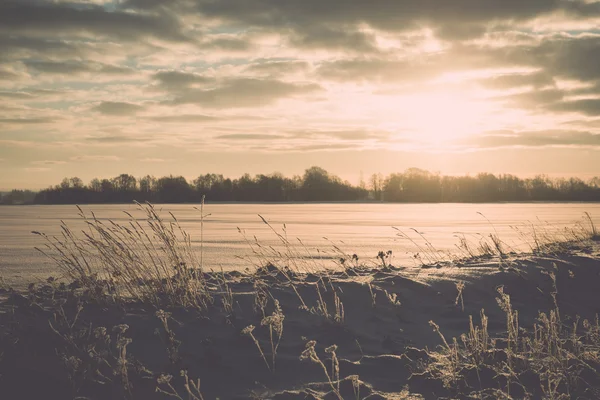 Campi di campagna nebbiosi in inverno la mattina fredda - effetto vintage — Foto Stock