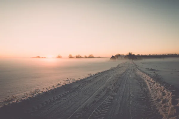 Campos de campo de niebla en invierno en la mañana fría - efecto vintage —  Fotos de Stock