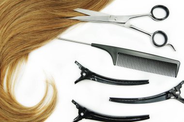 Beyaz arka planda izole edilmiş saç ve kuaför aletleri. Makas, tarak ve saç tokaları. Güzellik konsepti.