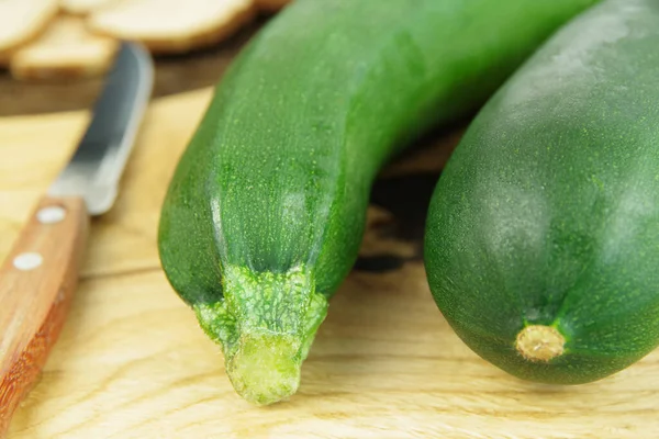 Green Organic Zucchini Wooden Cutting Board Closeup — Stock Photo, Image