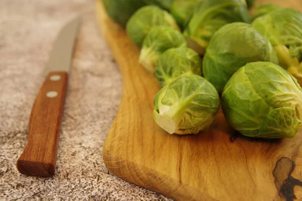 Pile Brussels Sprouts Wooden Cutting Board Organic Brussels Sprouts Healthy — Stock Photo, Image