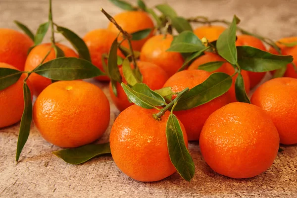 Großer Bund Reife Saftige Mandarinen Mit Grünen Blättern Frisch Duftende — Stockfoto