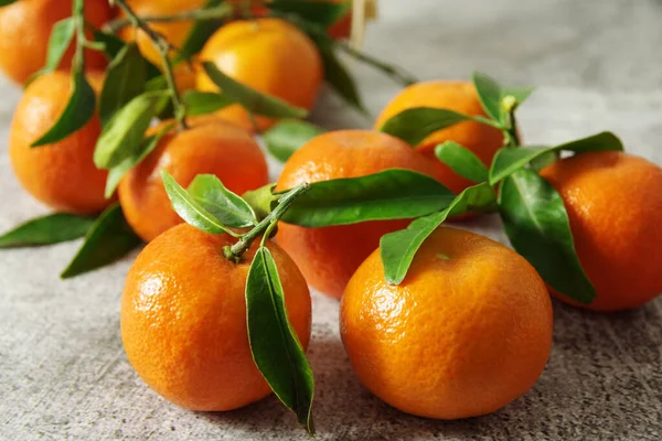 Frisch Duftende Mandarinen Mit Grünen Blättern Auf Dem Tisch Reife — Stockfoto