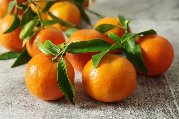 Ripe Juicy Tangerines Green Leaves Table Fresh Fragrant Mandarins — Stock Photo, Image