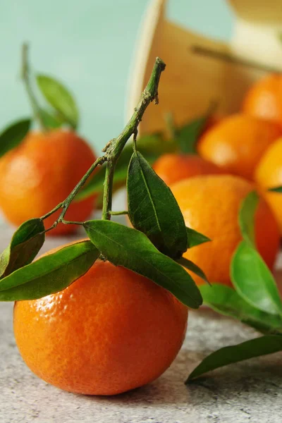 Frisch Duftende Mandarinen Mit Grünen Blättern Auf Dem Tisch Reife — Stockfoto