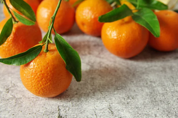 Ripe Juicy Tangerines Green Leaves Table Fresh Fragrant Mandarins — Stock Photo, Image