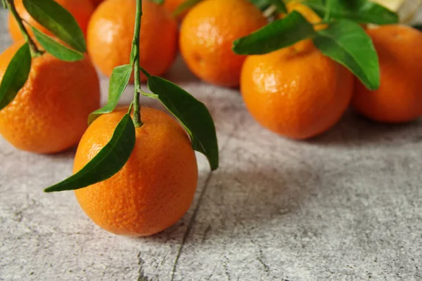 Ripe Juicy Tangerines Green Leaves Table Fresh Fragrant Mandarins — Stock Photo, Image