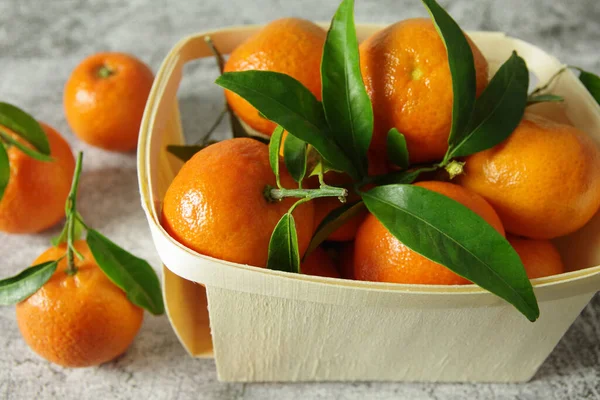 Ripe Juicy Tangerines Green Leaves Table Fresh Fragrant Mandarins — Stock Photo, Image