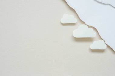 Sevgililer günü arka plan fikirleri beyaz kağıt şeklinde kesilmiş beyaz kağıtlar ve arka plan için krem rengi kağıda yerleştirilmiş yırtık beyaz kağıtlar..