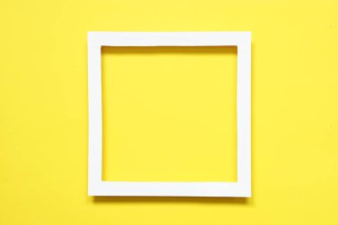 Sarı arkaplanda beyaz kağıt çerçeve.