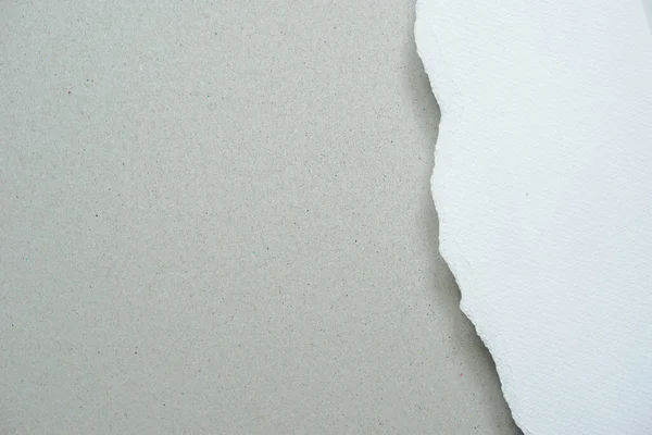 Papier Blanc Déchiré Sur Papier Recyclé Gris Avec Ombre Douce — Photo