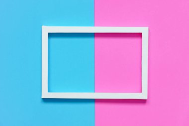 Pembe kağıt ve mavi kağıt üzerinde beyaz kağıt çerçeve