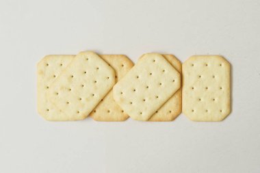 Bej arkaplandaki krakerlerin üst görünümü.