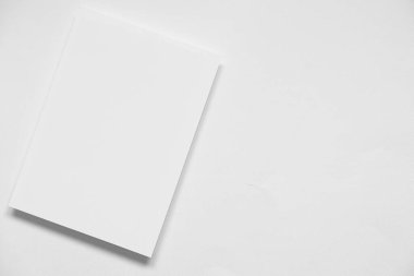 Boş beyaz dikey boş beyaz görünümü boş beyaz kağıt arka planda yumuşak gölgeli broşür taklit.