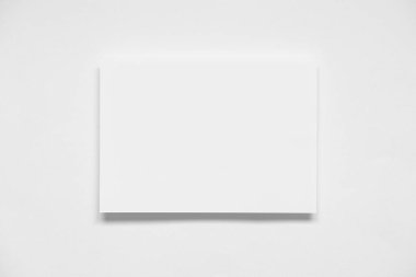 Boş beyaz sayfa arka planında yumuşak gölgeli broşür maketi.