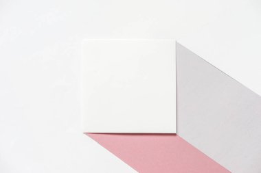 Pembe renk üzerine boş temiz beyaz broşür ve beyaz kağıt arka planına karşı gri kağıt, kimlik uydurma kart konsepti.