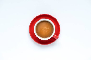 Beyaz arka planda, kırmızı seramik bardakta sıcak bir kahve fincanı ve kırmızı seramik tabakta.