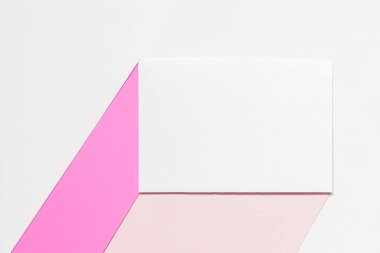 Kimlik, beyaz kağıdın arka planına karşı iki renk pembe kağıt üzerine boş bir beyaz broşür ile kart konsepti oluşturur..