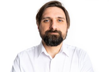 Beyaz gömlekli adam fotoğraf stüdyosunda poz veriyor..