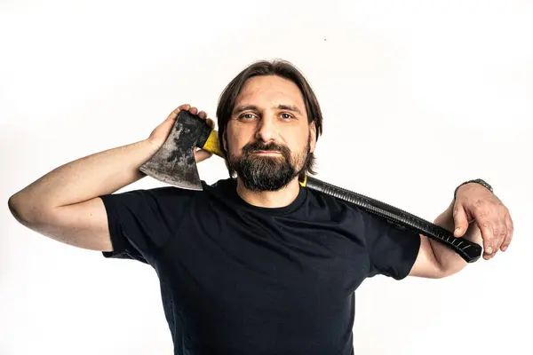 Siyah gömlekli adam fotoğraf stüdyosunda poz veriyor..