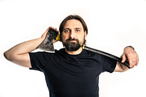 Siyah gömlekli adam fotoğraf stüdyosunda poz veriyor..