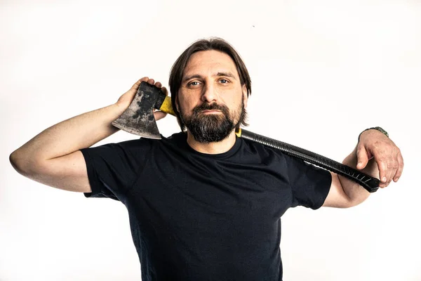 Siyah gömlekli adam fotoğraf stüdyosunda poz veriyor..