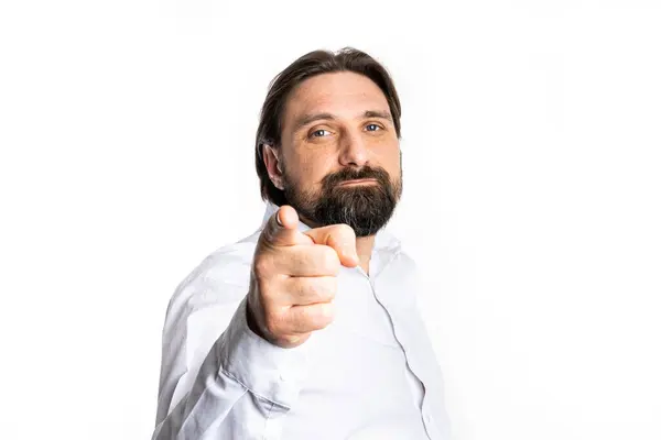 Beyaz gömlekli adam fotoğraf stüdyosunda poz veriyor..