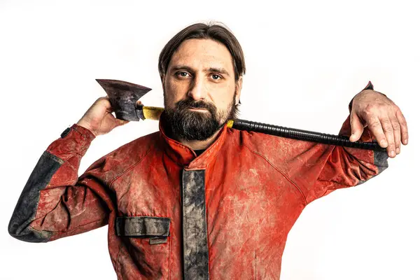 Adam fotoğraf stüdyosunda baltayla poz veriyor..