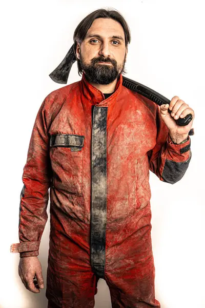 Adam fotoğraf stüdyosunda baltayla poz veriyor..