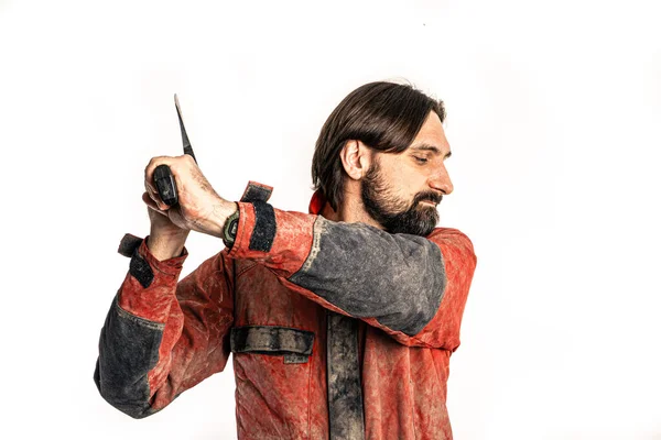 Adam fotoğraf stüdyosunda baltayla poz veriyor..