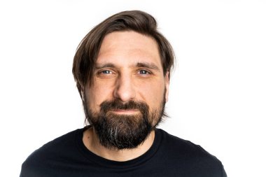 Siyah gömlekli adam fotoğraf stüdyosunda poz veriyor..