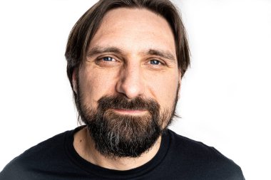 Siyah gömlekli adam fotoğraf stüdyosunda poz veriyor..