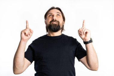 Siyah gömlekli adam fotoğraf stüdyosunda poz veriyor..