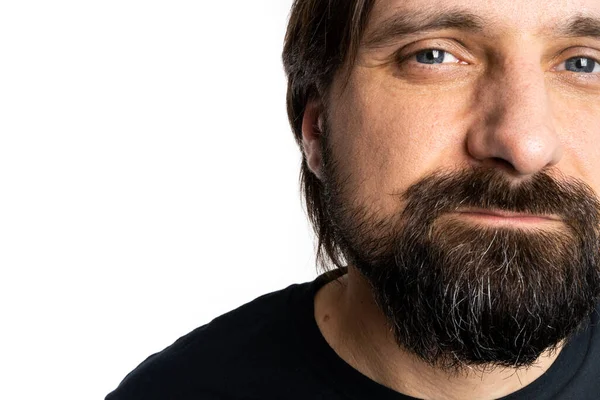 Siyah gömlekli adam fotoğraf stüdyosunda poz veriyor..