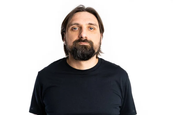 Siyah gömlekli adam fotoğraf stüdyosunda poz veriyor..