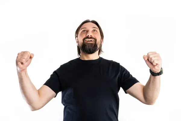 Siyah gömlekli adam fotoğraf stüdyosunda poz veriyor..