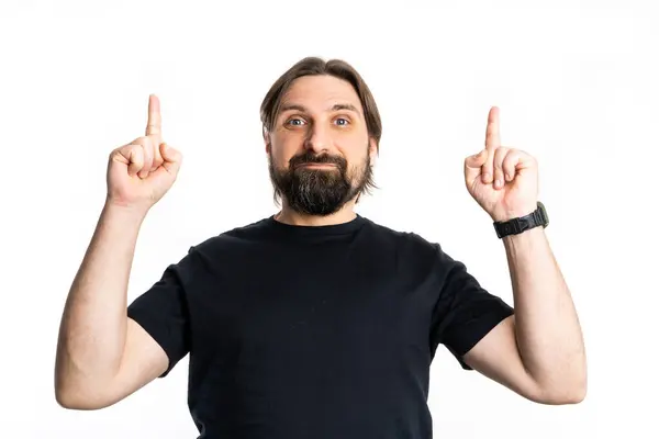 Siyah gömlekli adam fotoğraf stüdyosunda poz veriyor..