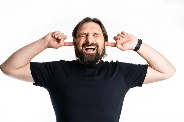 Siyah gömlekli adam fotoğraf stüdyosunda poz veriyor..